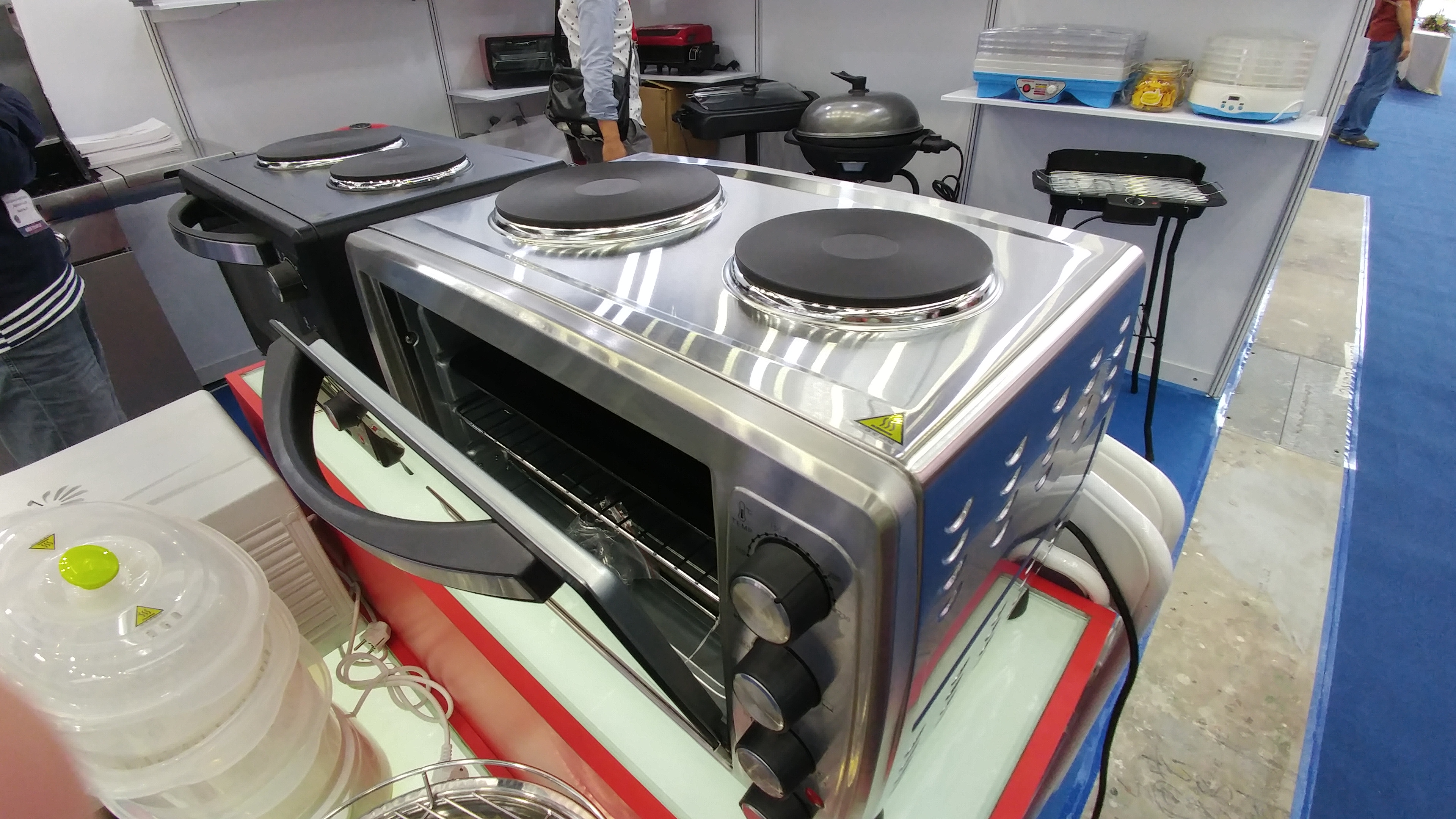 The CE China 2016 show had some pretty cool kitchen appliances for tight spaces. Like this combo toaster oven with two induction cook tops on top. The LG G5 super wide captures stunning environmentals showing a lot of background.
